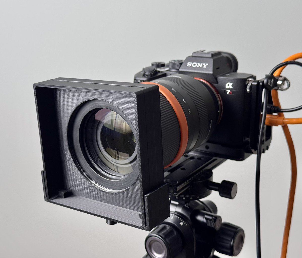 1点のみ　ブラックスパークレンス　プロップ造形　台座付き 82mmまでOKのレンズフードを作った。厚手の黒紙は前後に移動可能