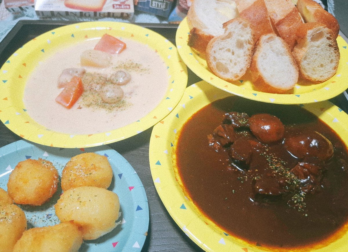 クリパ飯！
ケーキはカップケーキ専門店で
買いました(笑)