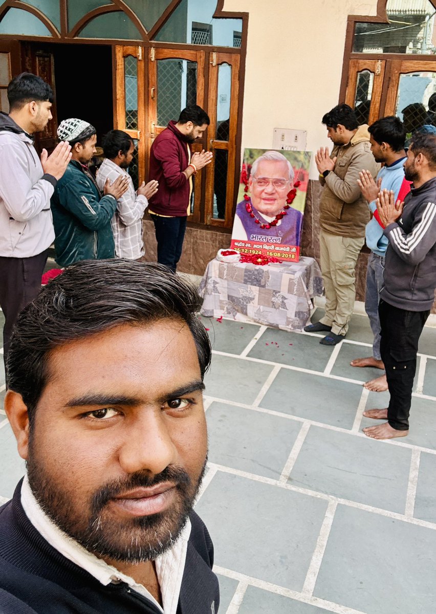 देश में अंत्योदय व सुशासन की कल्पना को चरितार्थ कर भारतीय राजनीति को नई दिशा देने वाले पूर्व प्रधानमंत्री 'भारत रत्न' श्रद्धेय अटल बिहारी वाजपेयी जी की जयंती के अवसर पर दीप प्रज्वलित व श्रद्धासुमन अर्पित कर नमन किया
आपका जीवन हमारे लिए सदैव प्रेरणीय एवं पूजनीय रहेगा!
#सुशासन_दिवस