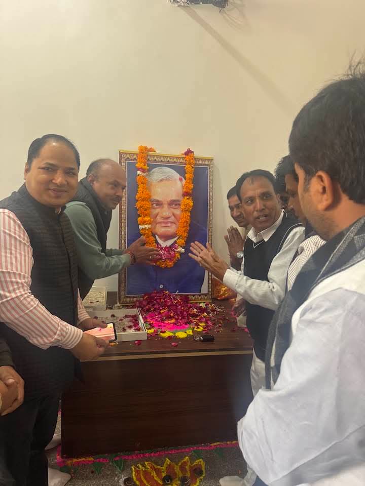 Ramchandrabjp01's tweet photo. भारतीय राजनीति के शिखर पुरुष, करोड़ों भाजपा कार्यकर्ताओं के प्रेरणास्रोत और हमारे पथ प्रदर्शक पूर्व प्रधानमंत्री, भारत रत्न श्रद्धेय अटल बिहारी वाजपेयी जी की 101वीं जयंती पर शत्-शत् नमन। @BJP4India @BJP4Rajasthan @OnlineKanhaiya https://t.co/CqArcq2jFO