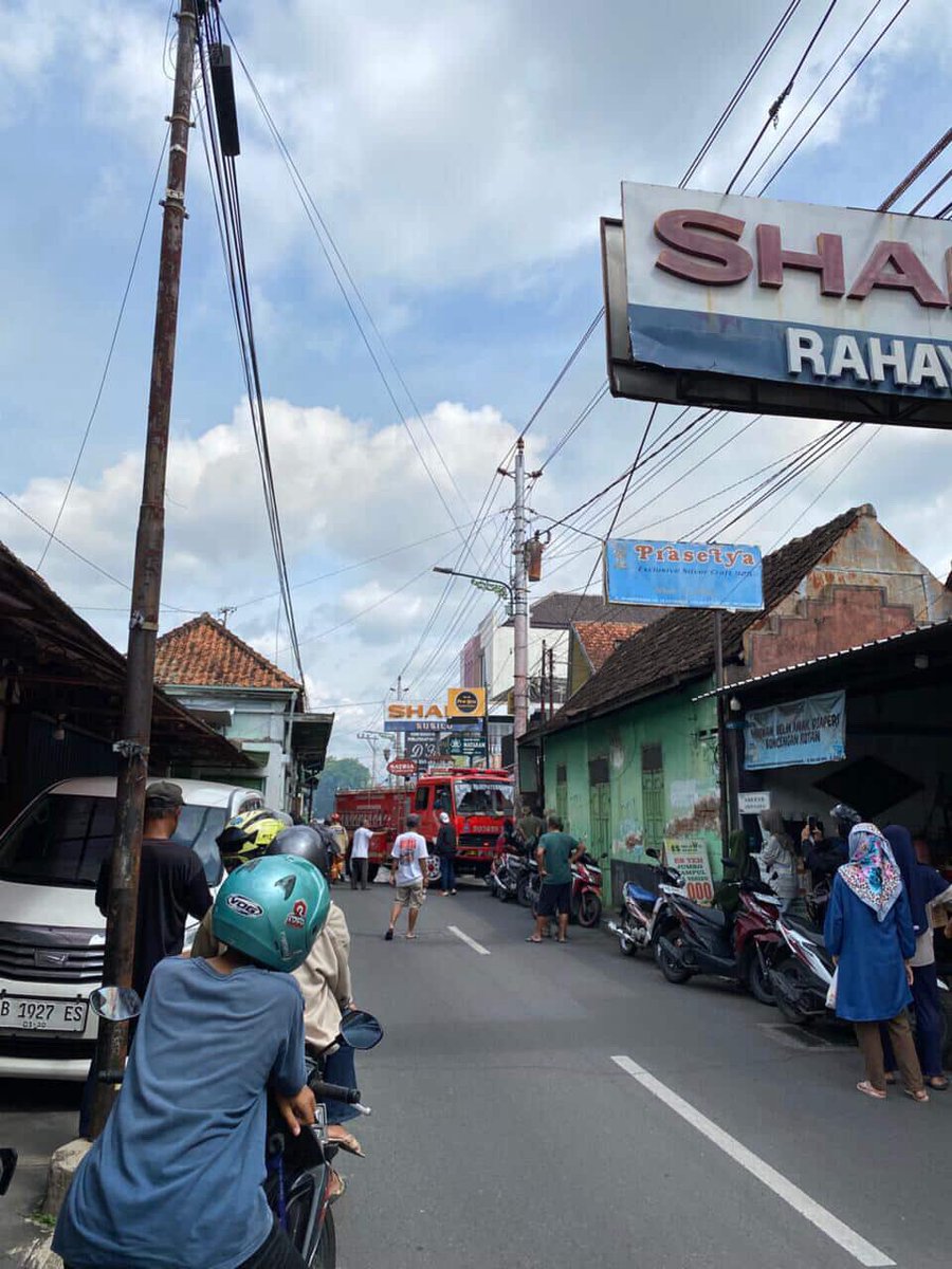 merapi_uncover's tweet photo. [Video] 13:51 Kebakaran di kotagede jalan masuk ke masjid mataram, Lucia jewerly

( radenmuno ) https://t.co/360MVecURQ