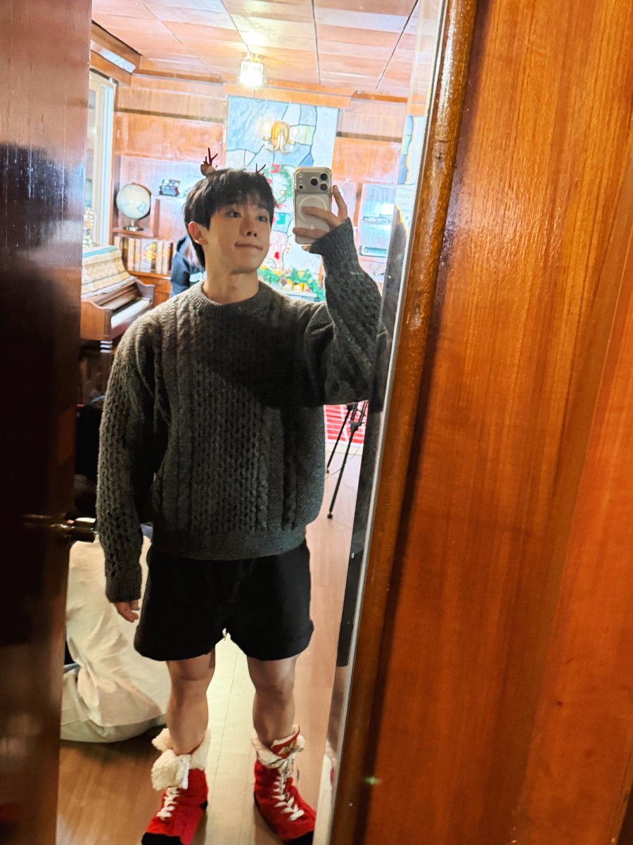 official__wonho's tweet image. 찐찐찐 메리 크리스마스 허허호호호

#원호 #WONHO