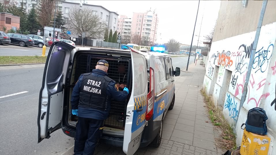 Dwaj Ukraińcy – złapani przy wybitej szybie w zabytkowej fabryce „Dzwon” w Warszawie.
W plecaku: brzeszczoty, śrubokręty, narzędzia włamywacza.
Wersja: „szliśmy sikać”.
Policja wnioskuje o deportację – ale do 23 grudnia NIE przekazano ich SG.
Bezkarność? Nadal działa.