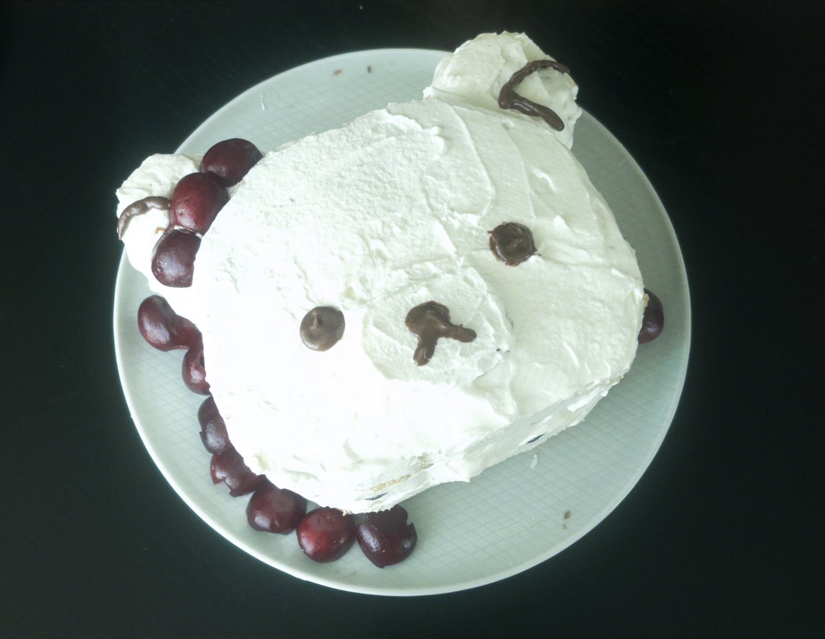 swmnpool's tweet image. 해리포터 보면서 리락쿠마 케이크 만듦🤍🧸