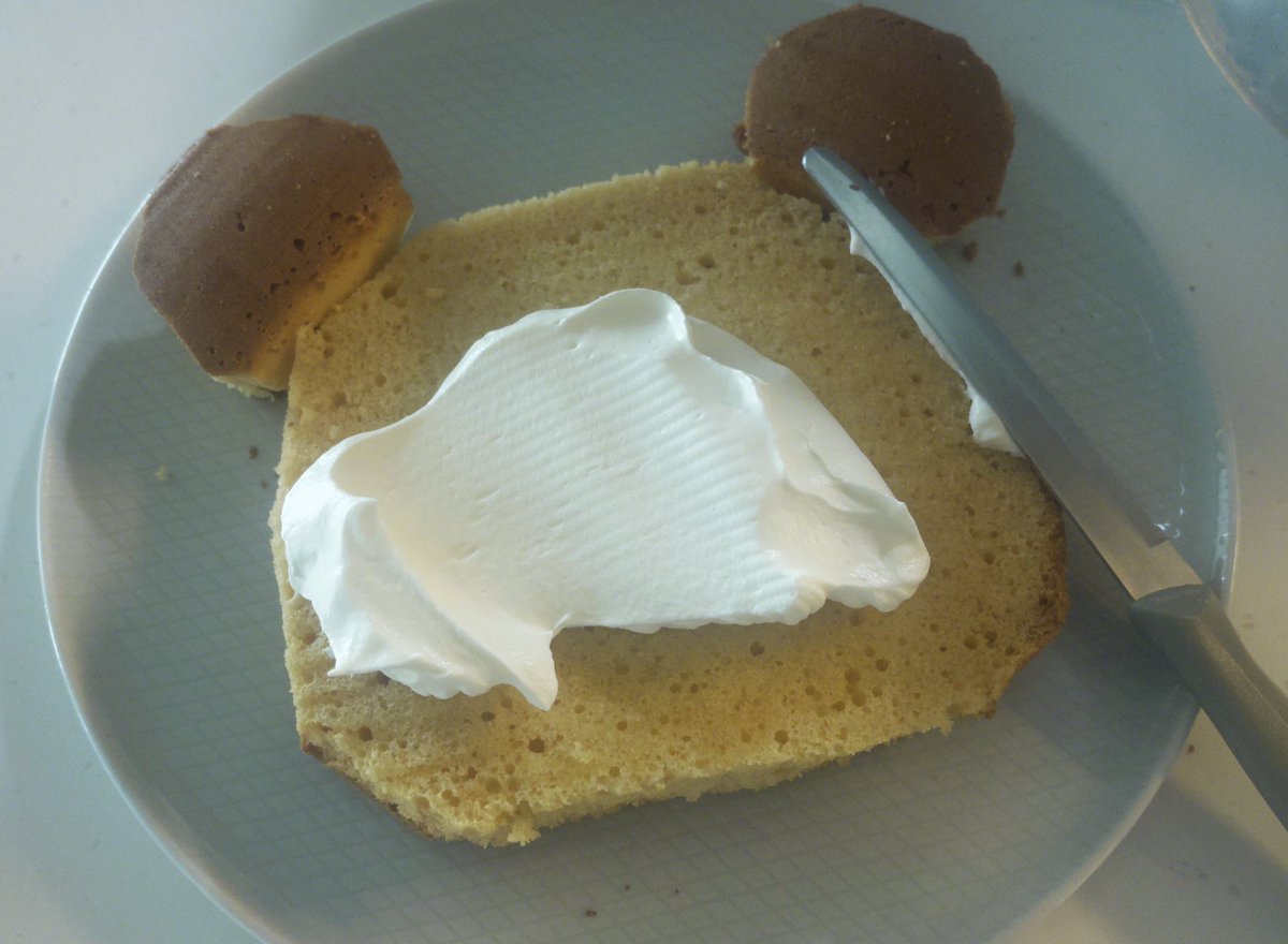 swmnpool's tweet image. 해리포터 보면서 리락쿠마 케이크 만듦🤍🧸