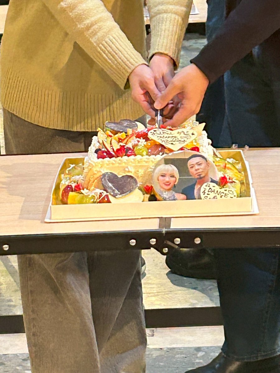 ✨みなみなさん！✨
✨🎅ハッピーメリークリスマス🎄✨️
本日、クリスマスの日にオラたち！
✨️入籍しちゃったゾォ〜！🎉✨
たくさんの方に応援&amp;支えていただき、今日を迎えることができました！これからも、温かく見守っていただけると嬉しいゾォー！(⁠｡⁠•̀⁠ᴗ⁠-⁠)⁠✧