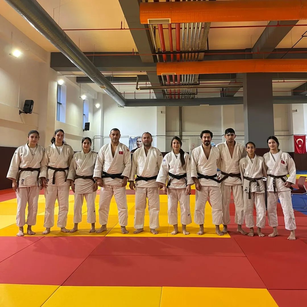 gltn_mhmt's tweet photo. 11–14 Aralık 2025 / Manisa 
1. Dan Kursunu başarıyla tamamlayarak Siyah Kuşak (1. Dan) derecesine hak kazanan sporcularımız:

• Adem Gülten
• Ayla Akkaya
• Hira Nur Turğut
• Hira Nur Cengiz
• Sudenur Haran
• Medine Ulubay https://t.co/pzzAGEDg73