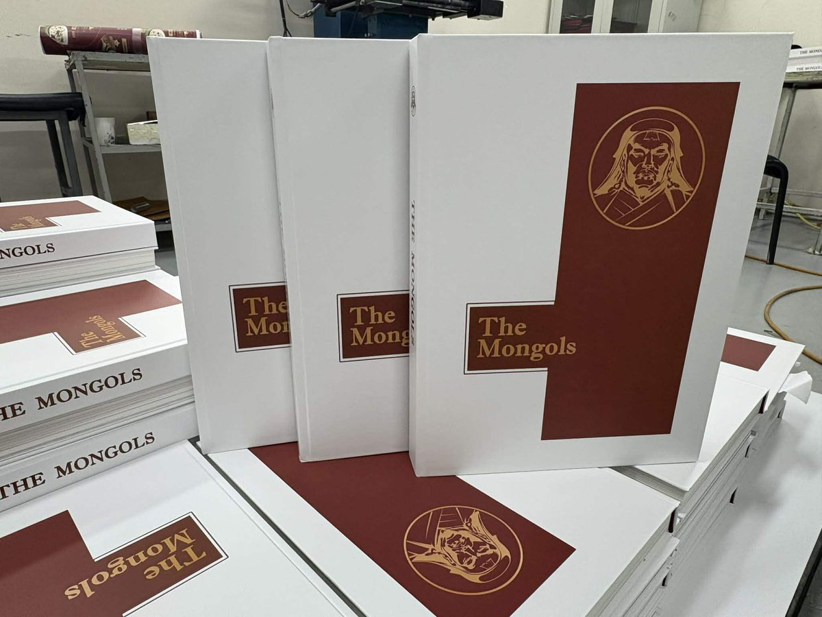 themongolmn's tweet image. Бидний хүсэн хүлээсэн мөч ирж “The Mongols” гэрэл зургийн цомог ном маань хэвлэлтээс гарч байна. Дуулиан шуугианыг тарихаар бидний дахин нэг үнэт бүтээл ийнхүү мэндэлж байна.
Монгол түмний минь мэлмий баясаж, зүрх огшиж, мэдлэг тэлэх болтугай! 🔥🙏🏻🤍