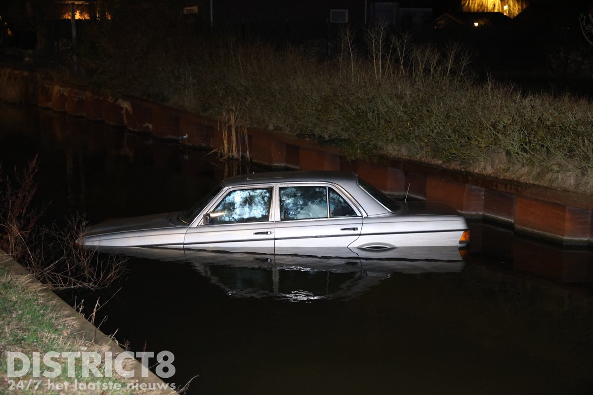 Auto het water ingerold in Den Haag