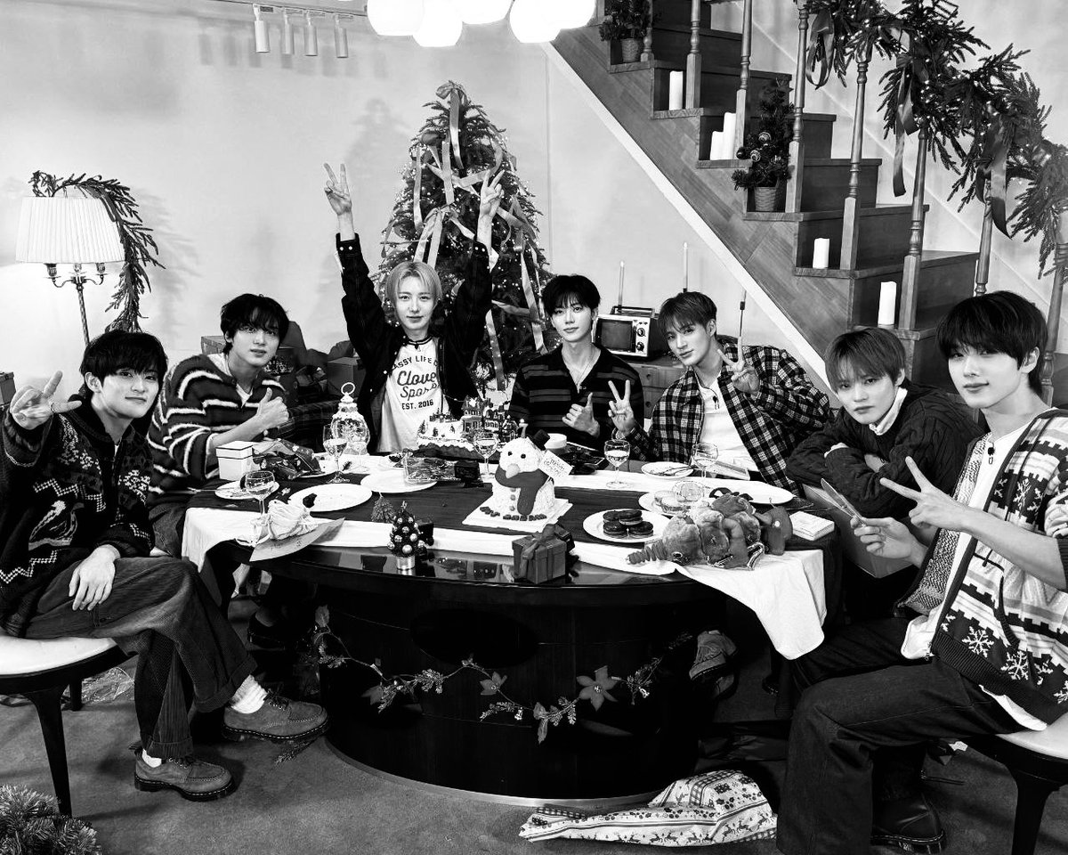 markleeo's tweet image. Seventuary spent Christmas fully together, sharing snowball cake while the seven of us sat closely side by side. We spoke about gratitude for 2025, cherishing every moment, and promised to keep standing together, supporting one another, and walking into the next year united.