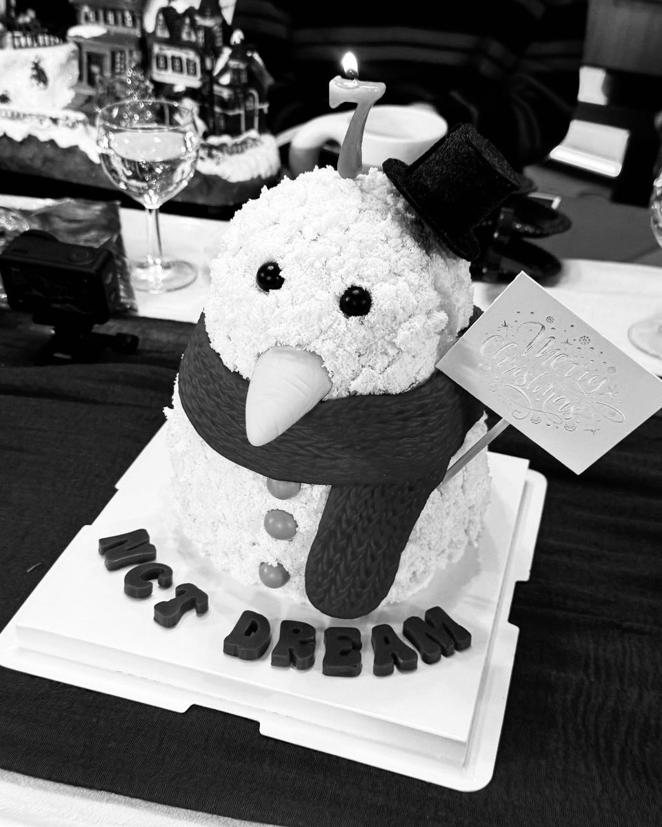 markleeo's tweet image. Seventuary spent Christmas fully together, sharing snowball cake while the seven of us sat closely side by side. We spoke about gratitude for 2025, cherishing every moment, and promised to keep standing together, supporting one another, and walking into the next year united.