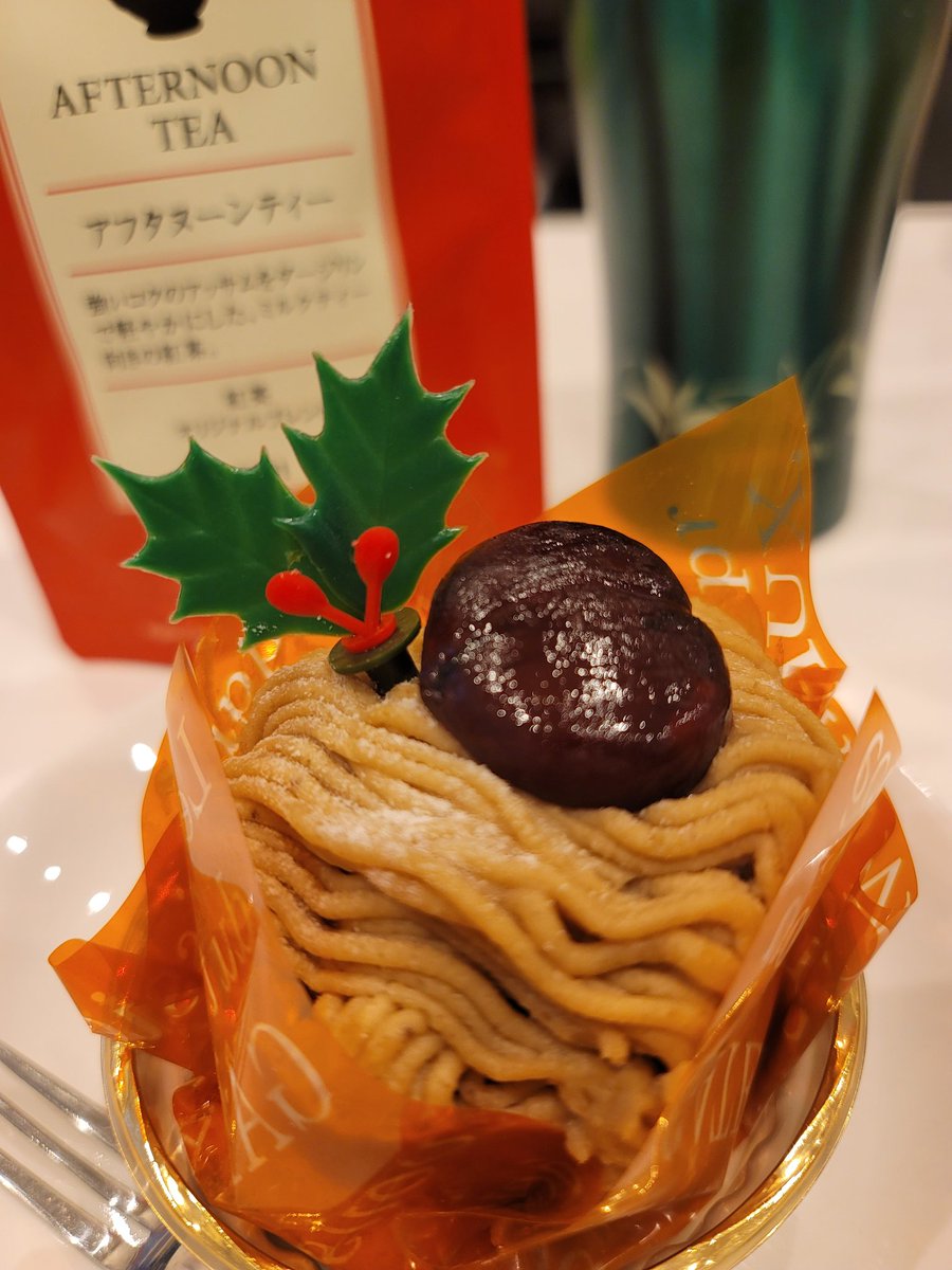 お仕事前に、先にご褒美ケーキ🍰
美味しいお紅茶と至福の時間～✨
メリークリスマス🎄🎅🎁✨