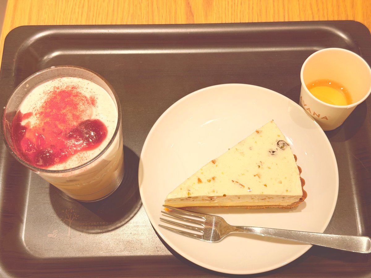 Joyeux Noël🎄
友人からクリスマスのクーポンを貰ったので、贅沢ケーキを食してクリスマス気分🎁