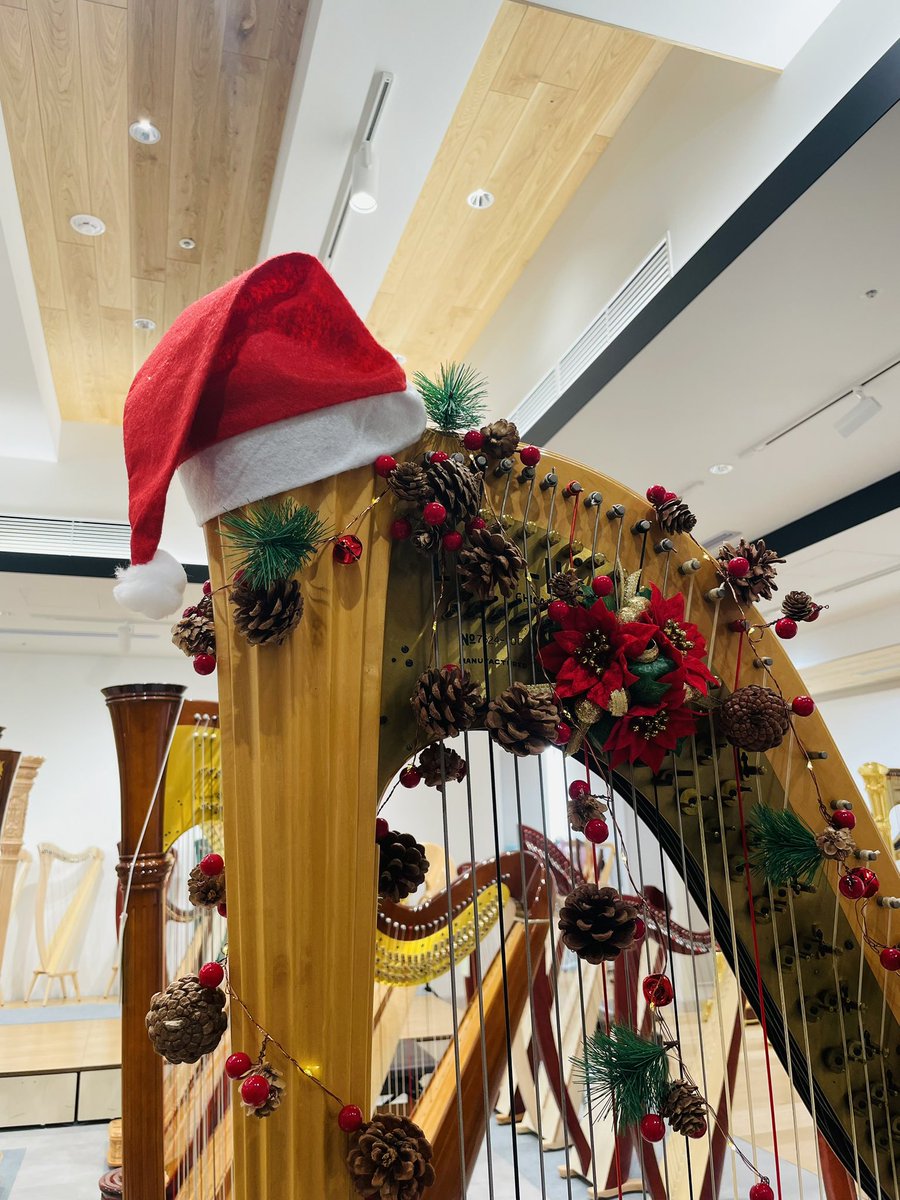 ginzajujiya's tweet photo. ✨🎅🎄MerryChristmas!🎄🎅✨
先日世界でご活躍のハーピスト、長澤真澄先生が銀座十字屋に来店!
クリスハープでクリスマス曲メドレーを演奏くださいました✨🎁
皆様素敵なクリスマスをお過ごしください🎄✨
#chrisharp
#銀座十字屋
#ハープ
#harp
#christmas https://t.co/skfD1r5bAh
