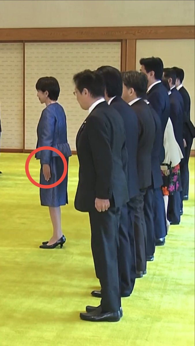ca970008f4's tweet image. 天皇陛下に最敬礼する際に、指先まで気持ちが現れていた高市総理。