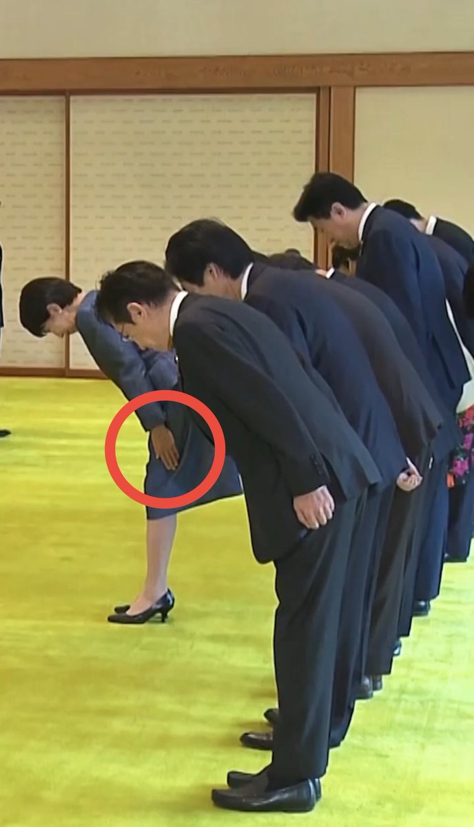 ca970008f4's tweet image. 天皇陛下に最敬礼する際に、指先まで気持ちが現れていた高市総理。
