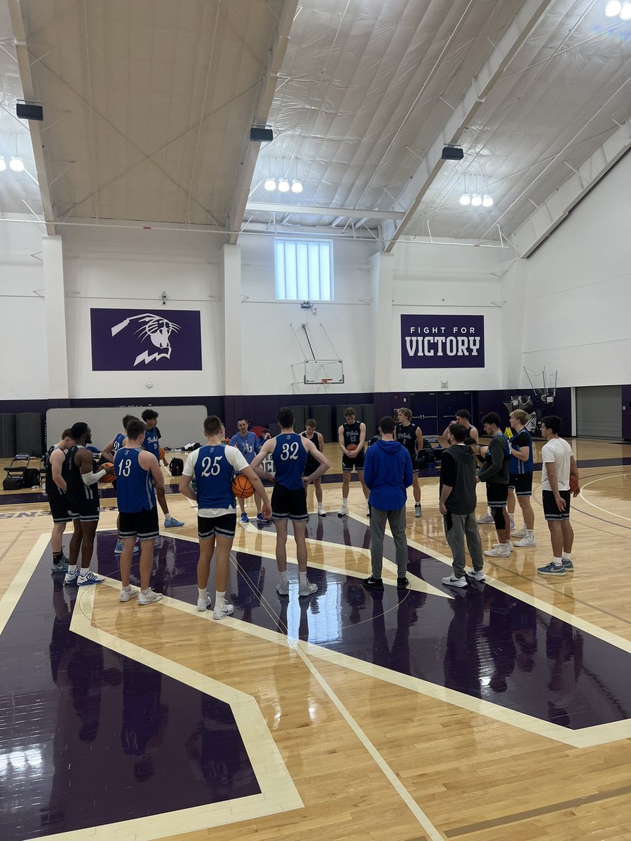 bupilotsmbb's tweet photo. The Pilots traveled into Chicago for practice at Northwestern, sightseeing downtown Chicago, and dinner at Giordanos! 

Looking forward to gameday tomorrow @ Governors State.

Thankful to former player Nathan Aerts for stopping by dinner! https://t.co/lnLvsS71mp