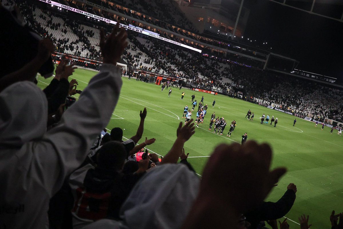 VascodaGama's tweet photo. Nosso agradecimento a cada torcedor vascaíno que compareceu na Neo Química Arena para nos apoiar na noite desta quarta-feira! 🫂

Lutamos juntos nos primeiros 90 minutos de decisão da Copa do Brasil e domingo lutaremos de novo para sair campeão! 💢 

📸 Matheus Lima e Dikran Sahagian | #VascoDaGama