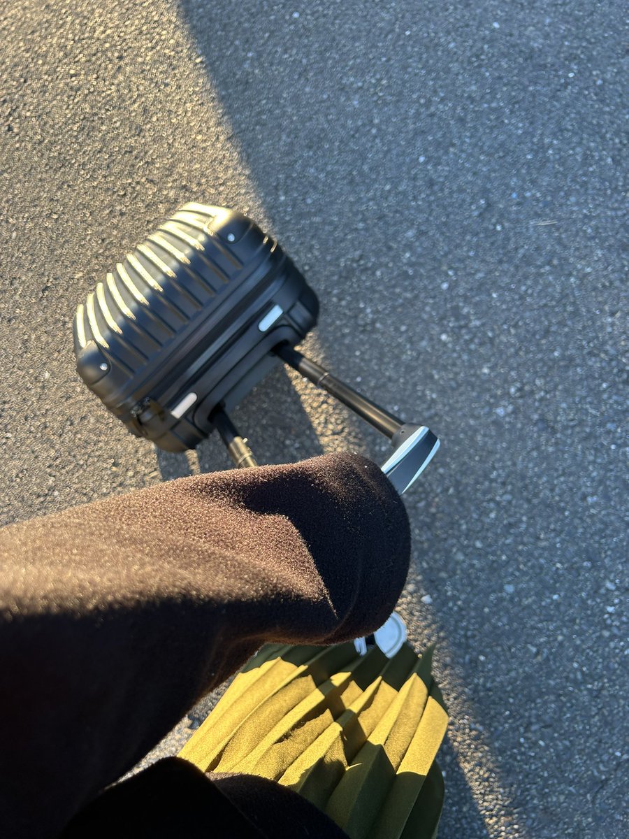 chie29c's tweet photo. ついに洗濯機が壊れた…
実家の洗濯機で洗わせてもらうためにキャリーケースに詰め込む🚶
17年間ありがとう

#旅行ではない　#世のキャリーケース民の0割0分1厘はコインランドリー又は実家へ洗濯しに行くに違いない https://t.co/XAWNPGsE5W