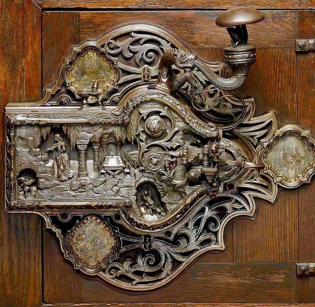 LeoDaVinciWave's tweet photo. An intricate door lock created in 1911 by German locksmith Frank L. Koralewsky. https://t.co/xOvtJdvQNu