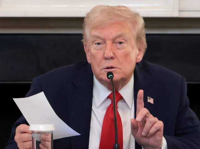 عاجل .. صحيفة وول ستريت جورنال : ( ترمب تسلم بحثا اعده استاذ قانون دستوري يوضح امكانية توليه ولاية رئاسية ثالثة والبحث يشير إلى عدم وجود حسم واضح في الدستور الاميركي بشأن الأمر ) .. والبيت يعلق ان الشعب الاميركي سيكون محظوظا إذا خدم ترمب فترة اطول 