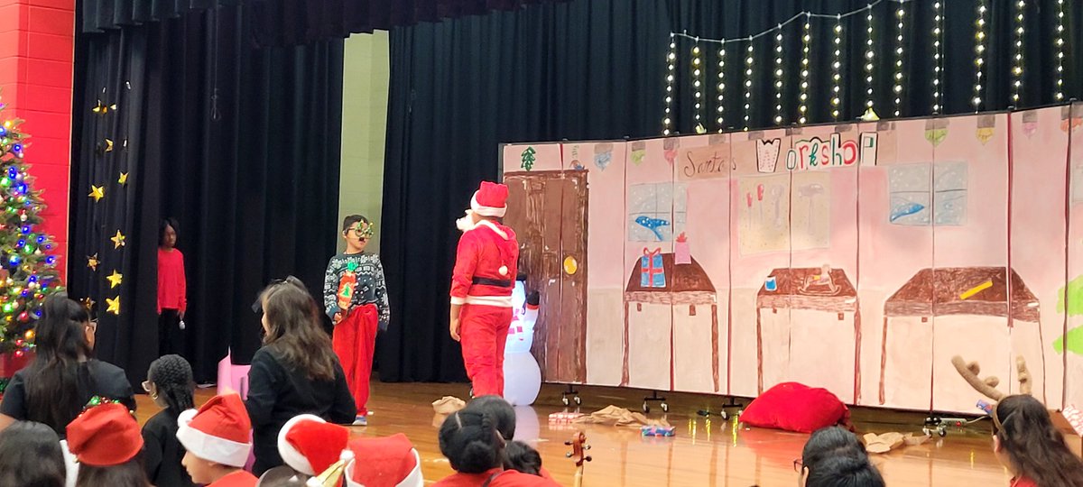 CarterMusicCW's tweet photo. The Carter Academy students were magnificent in today's Winter Show. It was a great collaboration!
Special thanks to the Orchestra, Choir, Drama, Dance, Cheer performers and teachers. https://t.co/Ek4C5HGitp