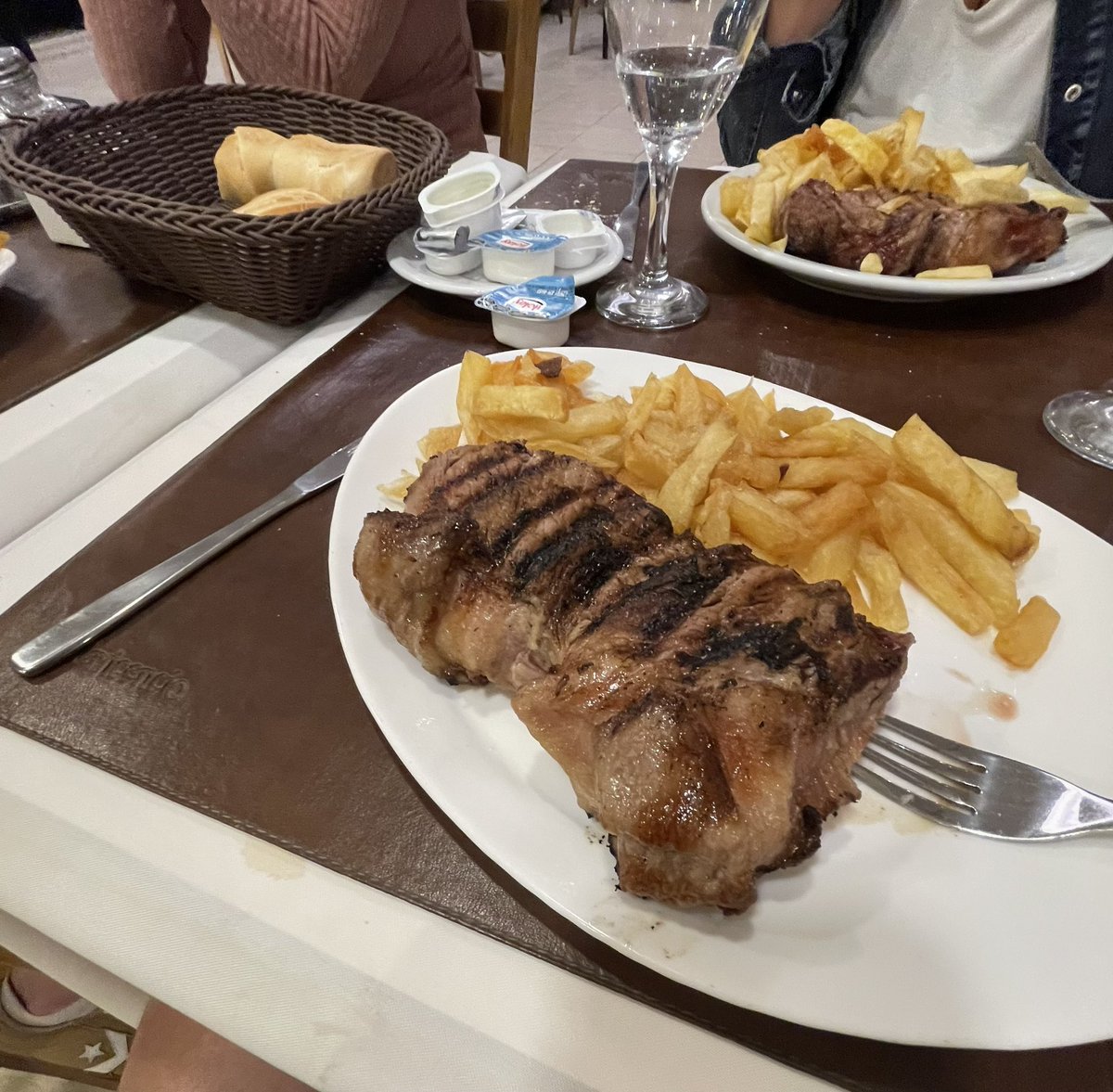 TheRoyaltyKing's tweet image. Family dinner in Argentina means 800g of beef at midnight 🥩