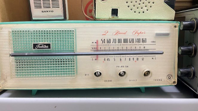 所蔵品紹介】東芝 真空管ラジオ5YC-606 かなりやQ（ウグイス色）