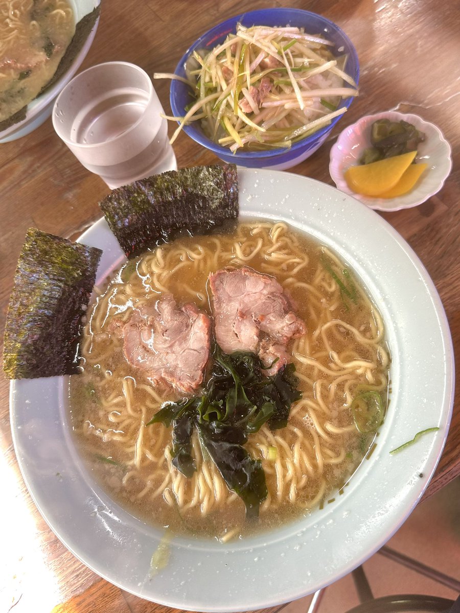 _aomasa_'s tweet photo. 鹿嶋市
ラーメンショップ鹿島平井店　さん🥰

ラーメン🍜400円
ネギ丼

毎週木曜日はラーメンデー400円だよ🥹🙏

動物系の旨味🥰大好きな甘味旨味の背脂🥹
柔らかなチャーシュー🤤💕
ラーショさんちぢれ麺にスープが纏いめっちゃくちゃ美味い🥳👍
ごま油味付けシャキシャキネギたっぷりネギ丼😋お漬物と最高っす🥰
ラーメン400円は有り難いです🥹
めっちゃくちゃ美味しかったです🤗
ご馳走様でした🙏