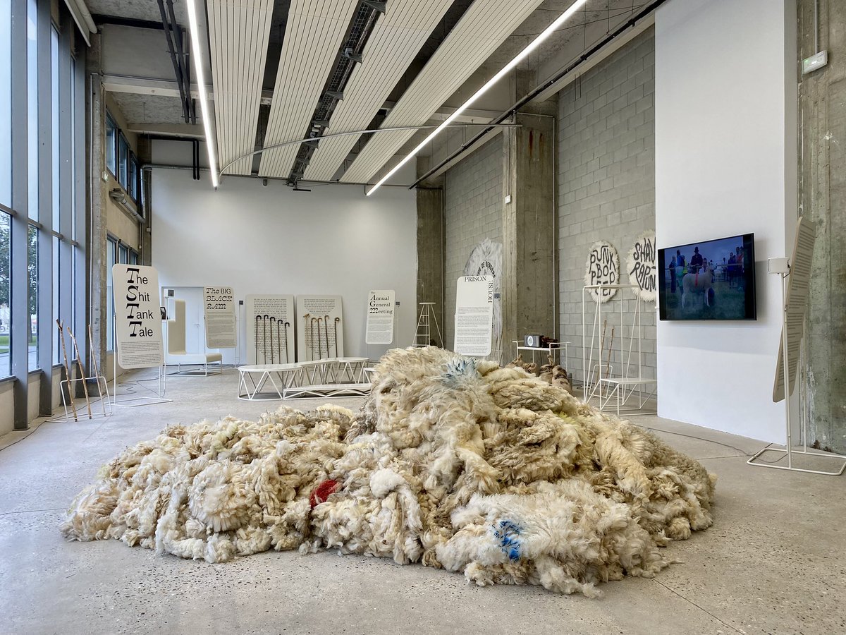 Guiguiii94's tweet photo. Le centre d’art et de recherche #BétonSalon, institution associative « artistique réflexive, inclusive, féministe, antiraciste » ouverte en 2007 sur le campus des Grands Moulins dans le 13e, propose une expo sans aucun intérêt de l’artiste-bergère irlandaise #OrlaBarry (1969-). https://t.co/pZqtCH8TyA