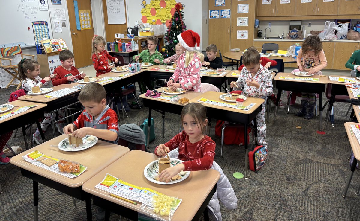 awlswa's tweet image. On the run and full of fun—can you spot the Gingerbread Man? From hunters to builders—gingerbread edition! 🎄♥️💚🍭🍬 @OSLN  #STEAMWork