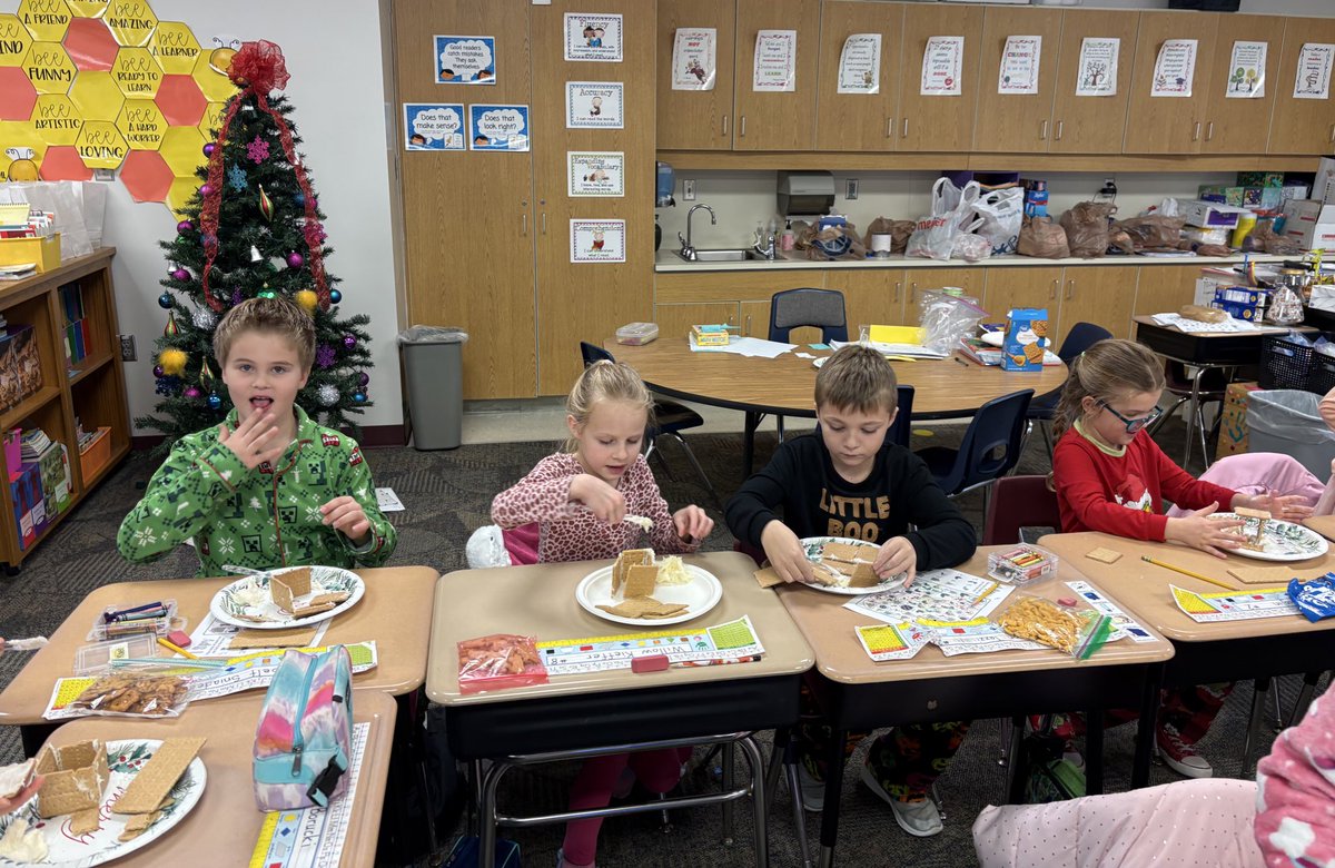 awlswa's tweet image. On the run and full of fun—can you spot the Gingerbread Man? From hunters to builders—gingerbread edition! 🎄♥️💚🍭🍬 @OSLN  #STEAMWork