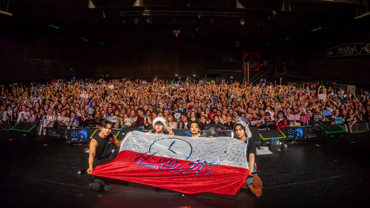 official_ONEUS's tweet photo. [#원어스]

🌏 2025 ONEUS WORLD TOUR
[H_OUR, US] in WARSAW 🌏

바르샤바 투문의 응원 덕분에 
투어 마지막까지 정말 행복했습니다 🫶
항상 발자취를 함께해 주셔서 감사해요 💙

The cheers of WARSAW TOMOON 
made us truly happy until the end of our tour 🫶
Thank you for always being part of our journey 💙

#ONEUS #H_OUR_US
#2025ONEUSWORLDTOUR
#ONEUSinWARSAW