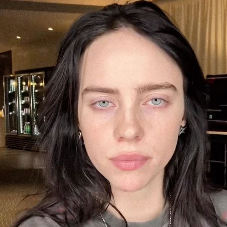 THE PARTY IS DECEMBER 18! Hoje, dia dezoito de dezembro, Billie Eilish está completando 24 anos. 🩵 

#HappyBirthdayBillie