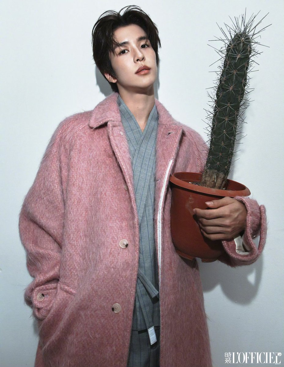 SMTR25_songha's tweet photo. 로피시엘 L'OFFICIEL CHINA

그들은 팀 안에서 ‘형’ 같은 존재이며, 한비의 침착함과 송하의 온화함이 있다.
그들은 화면 속의 ‘중심축’과 같아, 단체 모습을 더 완전하고 더 선명하게 만들어 주는 존재다.
이러한 호흡은 많은 말을 필요로 하지 않으며, 나란히 서 있기만 해도 이야기가 전달된다.

他们是团队里的“哥哥”，Hanbi 的沉稳，Songha 的温柔，
他们像是画面中的“稳定点”，是让群像变得更完整、更清晰的存在。这份默契，不需要多说话，光是并肩站着，就足以传递故事。

#SMTR25 #SONGHA #송하 #SMNBG