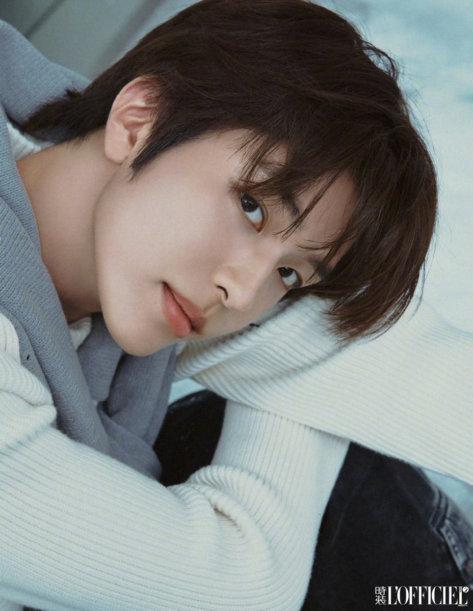SMTR25_songha's tweet photo. 로피시엘 L'OFFICIEL CHINA

그들은 팀 안에서 ‘형’ 같은 존재이며, 한비의 침착함과 송하의 온화함이 있다.
그들은 화면 속의 ‘중심축’과 같아, 단체 모습을 더 완전하고 더 선명하게 만들어 주는 존재다.
이러한 호흡은 많은 말을 필요로 하지 않으며, 나란히 서 있기만 해도 이야기가 전달된다.

他们是团队里的“哥哥”，Hanbi 的沉稳，Songha 的温柔，
他们像是画面中的“稳定点”，是让群像变得更完整、更清晰的存在。这份默契，不需要多说话，光是并肩站着，就足以传递故事。

#SMTR25 #SONGHA #송하 #SMNBG