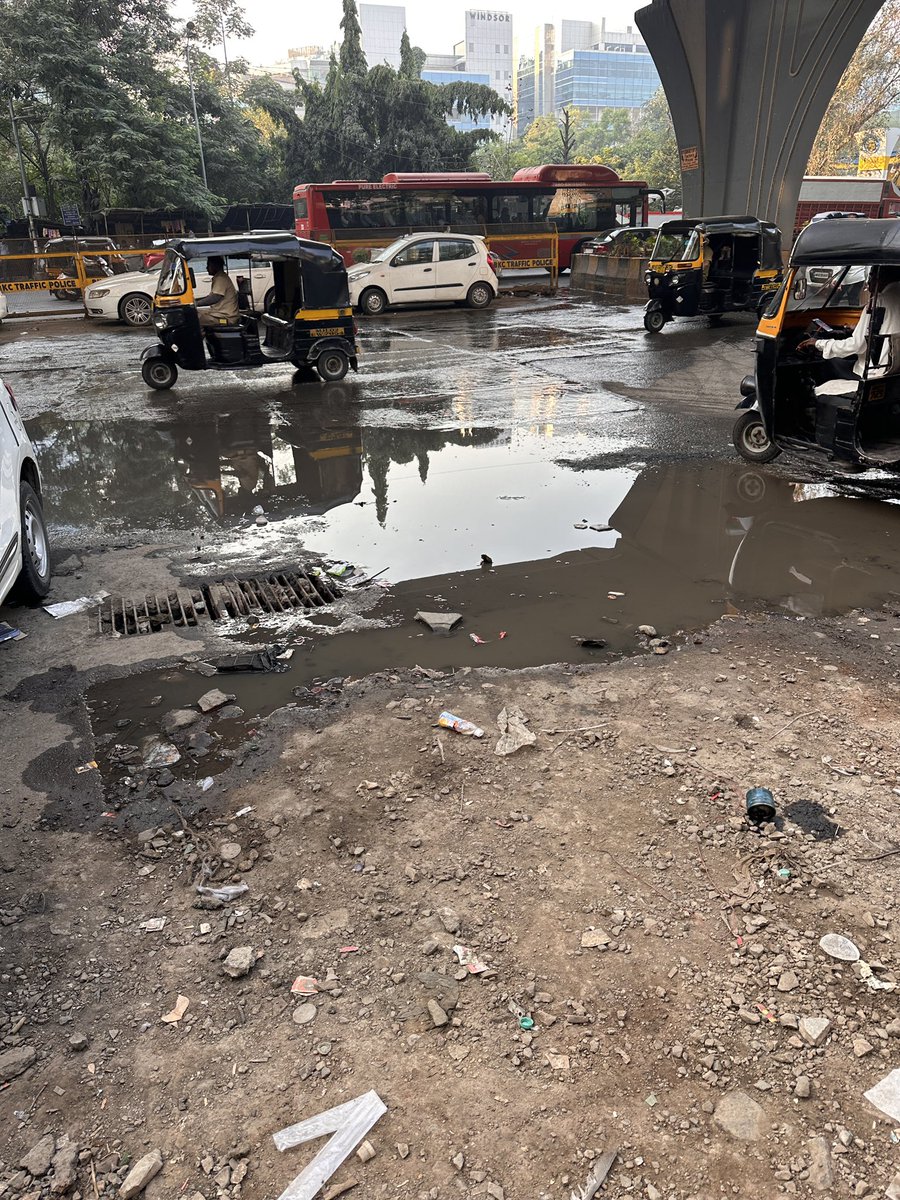 vjimmanuel's tweet photo. Serious water leakage on the main road at CST Road, Kalina/Napha. This has become a daily issue — creating health risks, mosquito breeding, and chances of accidents. Requesting urgent action. @mybmc @mybmcWardHE @IqbalSinghChah2 please look into this immediately. #Mumbai https://t.co/SDnxDQoTA2