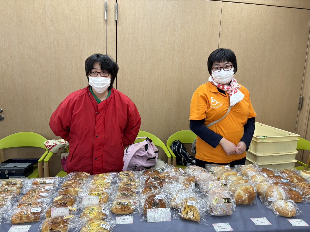 freedomsosei's tweet photo. 昨日は #大同生命 さま社内にて販売させていただきました🍞
パン100個と持参した #フィナンシェ も完売✨️

ありがとうございました🥰

そして本日は1日の #街頭販売 へ出かけています
 #守口百貨店 前にて販売しております

寒いけど
暖かくして
がんばるぞっ！

 #フリーダム創生
 #就労継続支援B型 https://t.co/mNqTN22IIA
