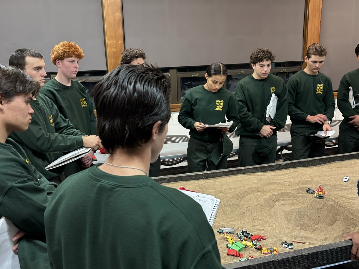 firechiefanf's tweet image. A Wednesday tradition for over 30 years, young women and men exploring career opportunities in wildland fire. The @Angeles_NF wildland fire explorer program meets weekly at 3 area locations to train and prepare the future @forestservice fire leaders. 

🇺🇸🔥…
