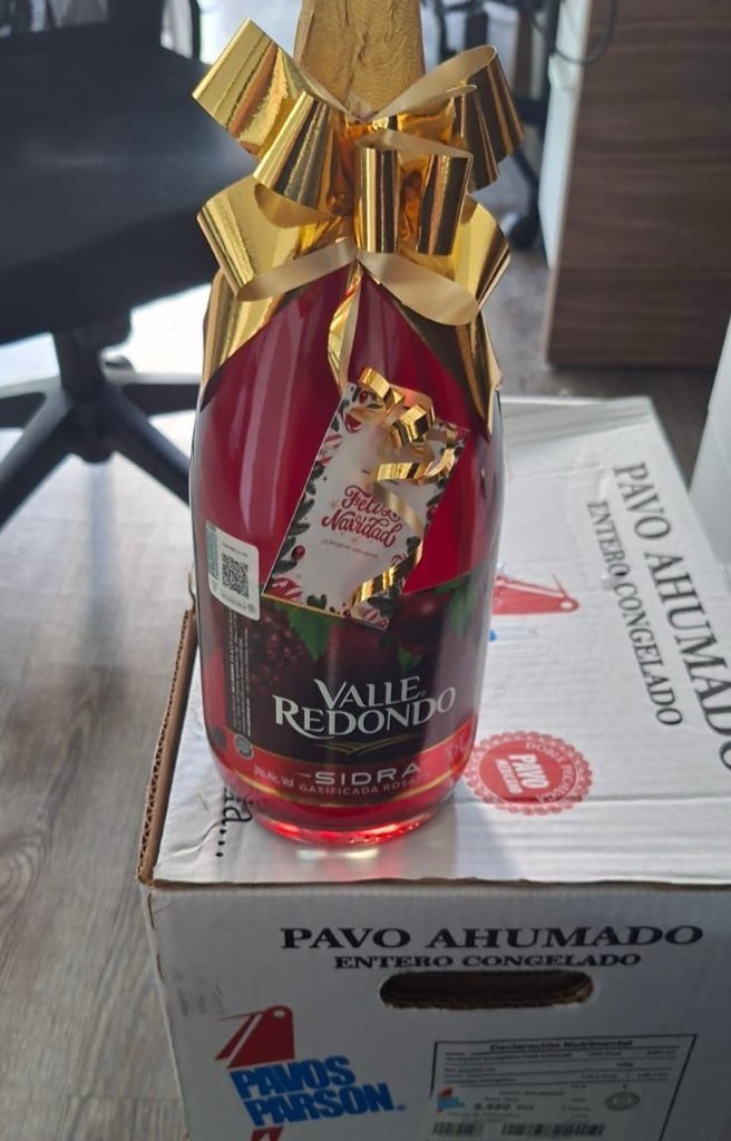 Amigos,la ganadora del pavo y la sidra nos donó todo nuevamente para rifarlo.
Muchas gracias 🙏🏼 
Para rápido,porque ya está el tiempo encima,serán solo 10 números de $200 pesos,un solo ganador.🥰

¿Quién se anima? 🥹