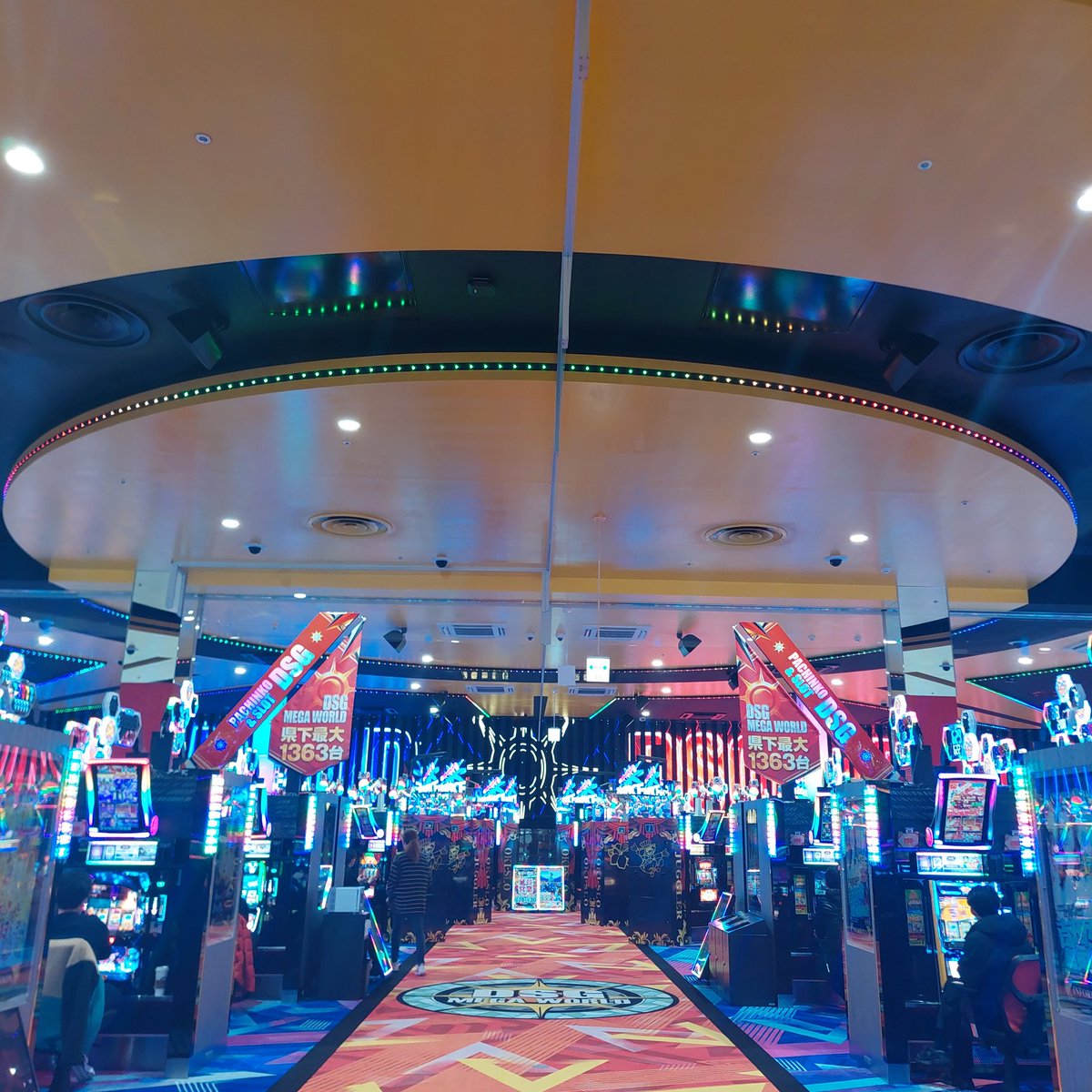 お昼店内状況👇🏻 🈵化物語🆕 👑北斗 / モンキー / 喰種 / ヴヴヴ Aタイプ💮 バラエティコーナーも稼働🙆  どの店舗様でもでしたがメガワ様ももちろん暴凶星が人気💮 県下最大1363台！✨ どの機種でも多めに設置してあるのでお好きな台で遊べますよ🥰  #DSGメガワールド ᴾᴿ
