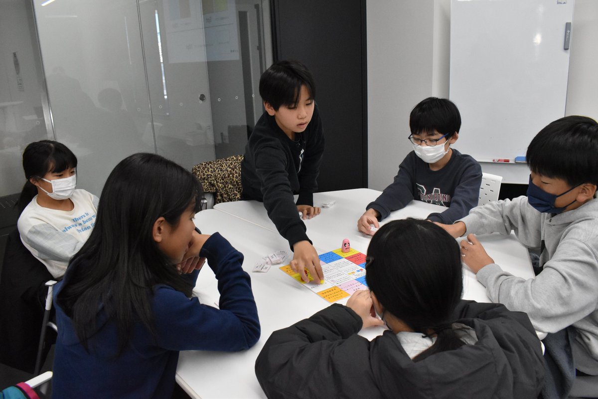 iuniversity2020's tweet photo. ✏本日、iUで第四吾嬬小学校6年生の皆さんを迎え、キャリア教育授業を実施しました！

4年生の小野さんが制作したボードゲーム『PokaPoka』をみんなで体験！
グループ内でお互いの良いところを見つけ、言葉にして伝え合い、一人ひとりの長所がたくさん見える温かい時間となりました✨

#iU大学 https://t.co/y7RJf6lFUS