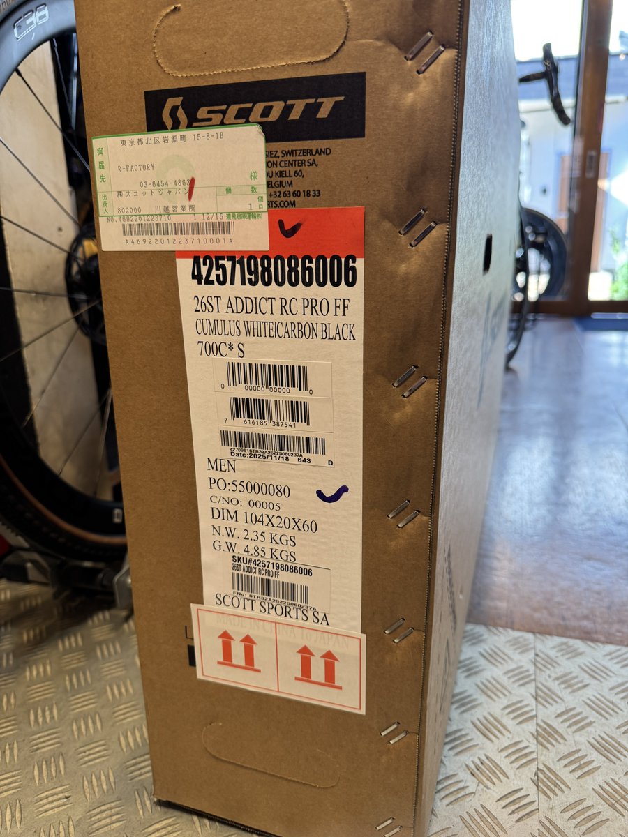 販売できるフレームと入荷してきました。とりあえずSが一本。他XSも