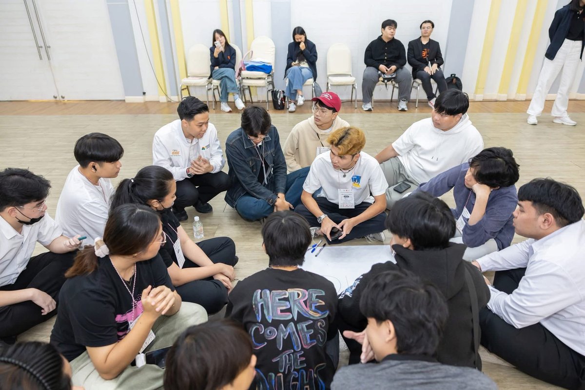 CommartsK's tweet photo. คณะนิเทศศาสตร์ ม.เกษมบัณฑิต ร่วมกับ สสส. จัดอบรมเชิงปฏิบัติการ “แกนนำ KBU Youth Shield (เด็กมีภูมิ)” เมื่อวันที่ 13 ธันวาคม 2568 เพื่อเสริมความรู้เท่าทันพนันออนไลน์และบุหรี่ไฟฟ้า พร้อมพัฒนาแกนนำนักศึกษาให้ขับเคลื่อนการรณรงค์สุขภาวะอย่างยั่งยืน 🌱

#commartskbu #สสส #เด็กมีภูมิ https://t.co/BZUdg4DEsW