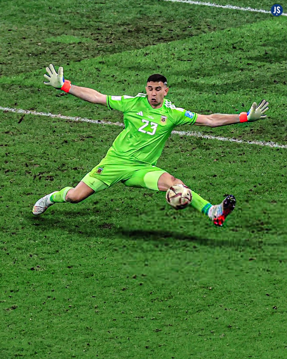 juegosimple__'s tweet image. 🇦🇷 No hubo ni habrá algo tan determinante como esto. Final del Mundo. Minuto 123. Mano a mano. Delantero y arquero. Todo o nada. Gracias a Emiliano Damián Martínez, fue todo.

🔙 Se cumplen tres años de la mejor atajada de la historia del fútbol.

🏆 Y no, no estoy exagerando.