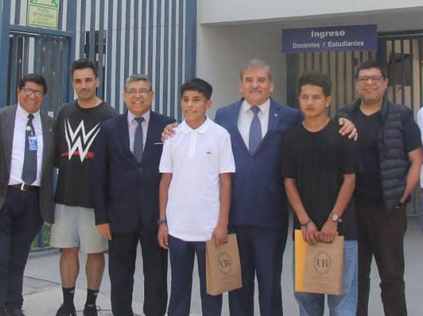 #LoÚltimo Cliver Huamán, conocido como Pol Deportes, acaba de recibir una beca integral para estudiar periodismo en la Universidad Jaime Bausate y Meza.
El joven nacido en Andahuaylas empezará estudios en el 2027 una vez que culmine la secundaria. 
<a href="/larepublica_pe/">La República</a>