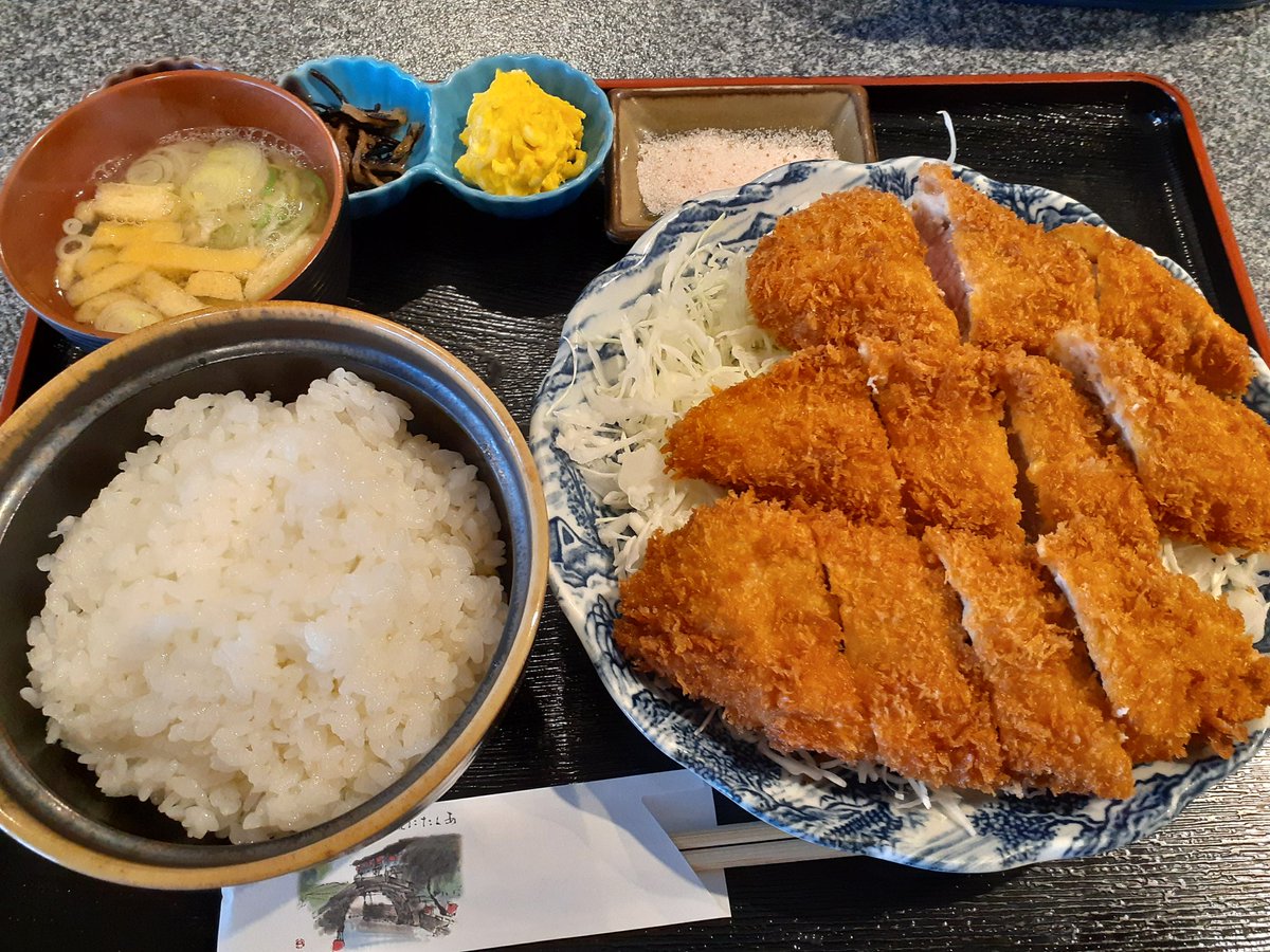 ban69ken's tweet photo. 四元豚のヒレカツ定食🐖
250gﾌﾞﾋｯ🐷1800円
思ってたのより多い🤣
腹パン確定🍴🈵😍
いただきまーす😃
#ヒレカツ https://t.co/e9Q19APh7E