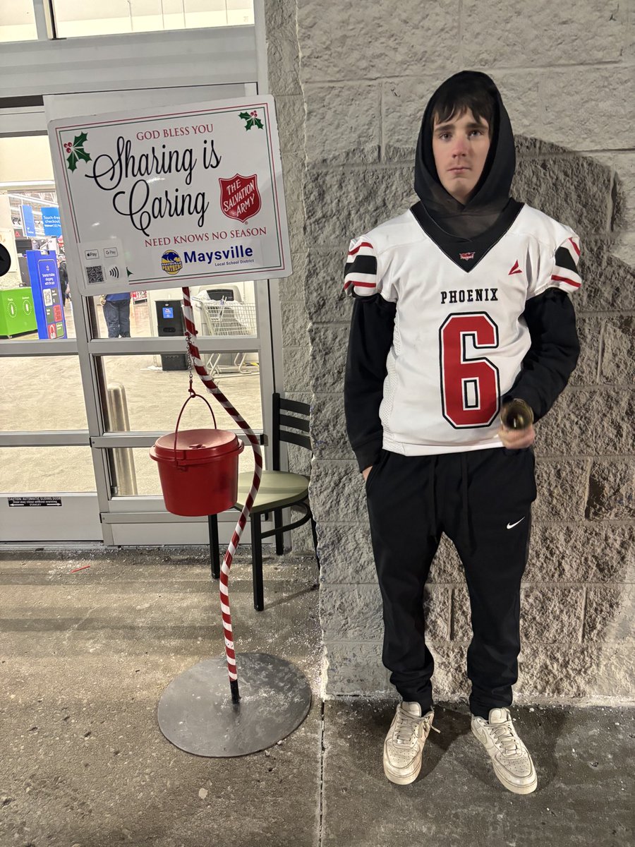 #6 Jr. Wesley Clark volunteered <a href="/SalvationArmyUS/">Salvation Army USA</a> tonight at the Southtown Wal-Mart! Look for more Phoenix 🐦‍🔥 Football players giving back to the community this Friday from 4-6 pm! <a href="/WHIZsports/">WHIZ Sports</a> <a href="/TimesRecorder/">Zanesville News</a> <a href="/FoxfireK12/">Foxfire Schools</a> <a href="/FoxfireAth2024/">Foxfire Athletics</a>