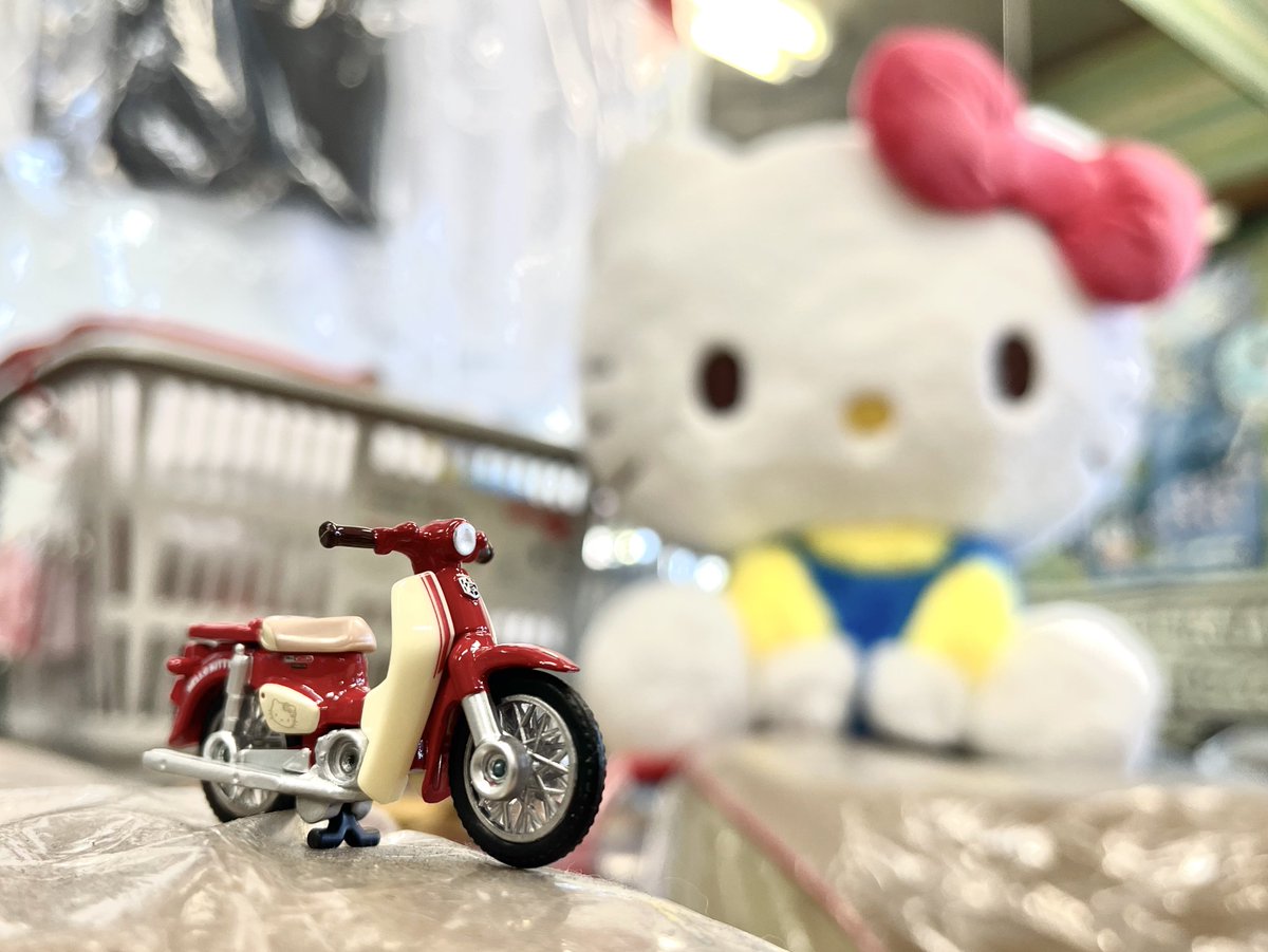 masacookie's tweet photo. 店頭販売開始🥰

世界に愛されるロングセラー Super CubとHELLO KITTYのコラボレーションがトミカになって登場です👍店頭にも飾って���りますので是非手に取って見て下さいね(在庫無くなり次第終了)

©TOMY「トミカ」は株式会社タカラトミーの登録商標です。
© ‘25 SANRIO CO.,LTD.APPROVAL NO.L657514 https://t.co/MR1ciqGirg
