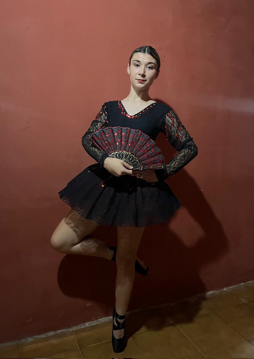 Hoy mi princesa a sus 13 años rindió clásico, aprobó, " MAESTRA ELEMENTAL"
El orgullo que siento por sus logros es inmenso.